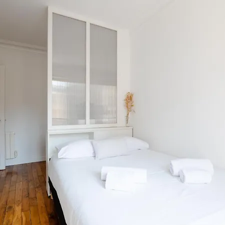 86830 Authentic Living Steps From Montmartre