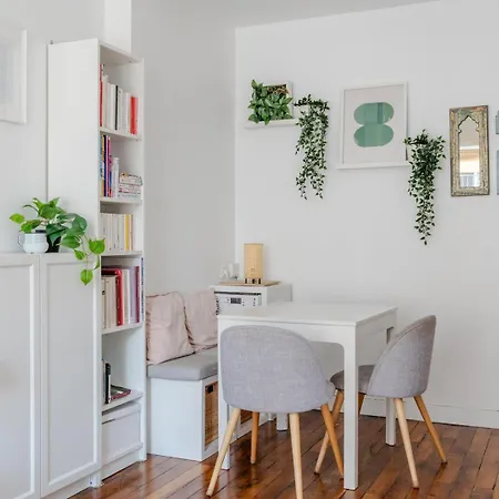 Apartment Steps From Montmartre Daire