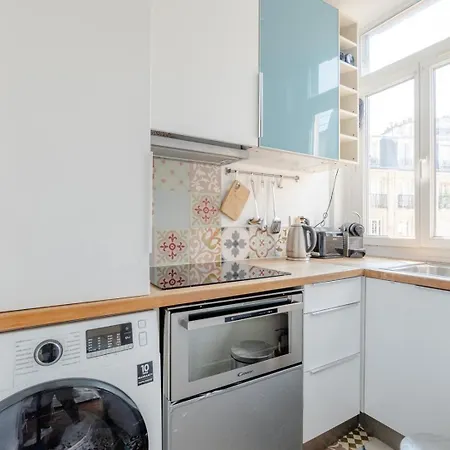 86830 Authentic Living Steps From Montmartre