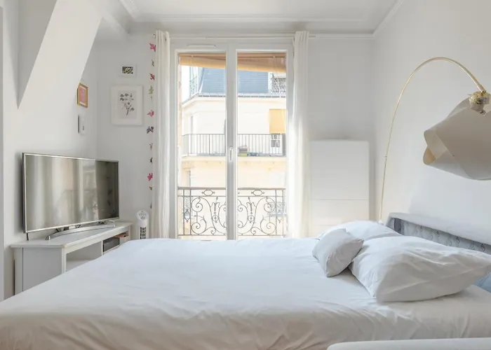 Apartament Apartment Steps From Montmartre Paryż