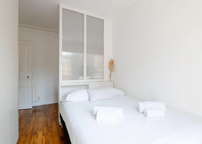 Apartment Steps From Montmartre